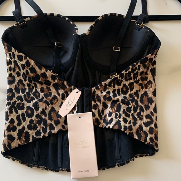 Make a statement with the eye catching leopard print bustier bra. - Picture 2 of 7